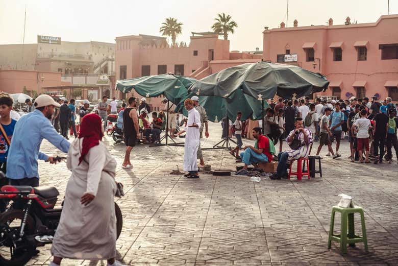 See the merchants daily life at the square